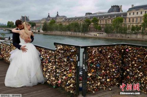 中国侨网巴黎当局2015年拆除了艺术桥上的“爱情锁”。
