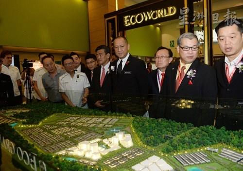 中国侨网纳兹里(右四)在郑水兴(右五)的陪同下参观绿盛世集团(Eco World)的参展单位。(马来西亚《星洲日报》)