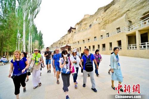 中国侨网图为6月24日，国内外旅行商考察团在敦煌莫高窟参观考察。　王斌银　摄