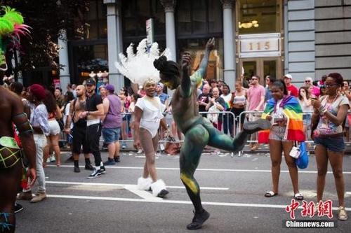 中国侨网当地时间6月25日，全球最大的同性恋骄傲大游行在纽约曼哈顿中城拉开帷幕。游行队伍绵延数公里，游行时间持续了一下午。中新社记者 廖攀 摄
