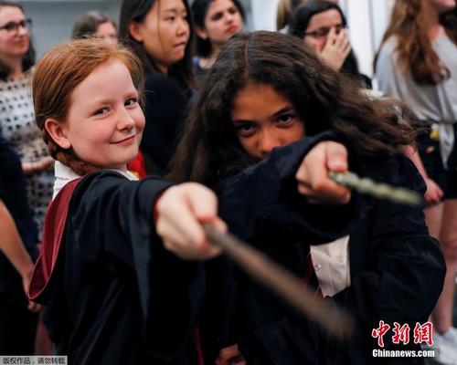 中国侨网图为当地时间6月26日，在伦敦Waterstones书店，“哈迷”们身穿长袍，手执哈利的魔杖和老魔杖。