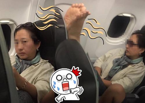 中国侨网香港网民称,坐廉航时遇到韩国大妈“晾脚”