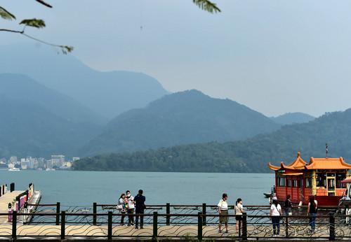 中国侨网资料图片：2017年五一假期，台湾著名景点日月潭的湖面显得很平静。曾经喧闹的码头鲜见大陆游客的身影。新华社记者 刘军喜 摄
