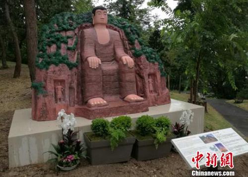 中国侨网落户法国的乐山大佛雕像。　钟欣　摄