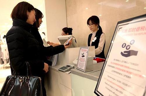 中国侨网外国游客享受即时退税服务。（韩国亚洲经济中文网）