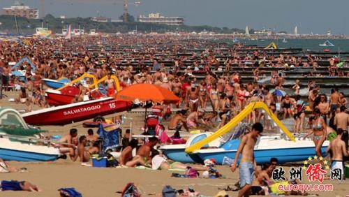 中国侨网游客如织的意大利海滩。（意大利《新欧洲侨报》）