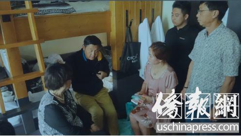中国侨网路霞(中)和东北总商会代表前往旅馆看望受伤的张小雷(左二)。(美国《侨报》/高睿 摄)