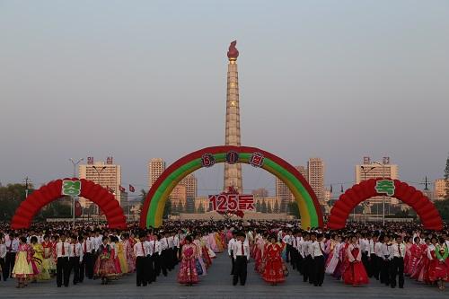 中国侨网资料图：人们在平壤市金日成广场参加舞会。新华社记者陆睿摄