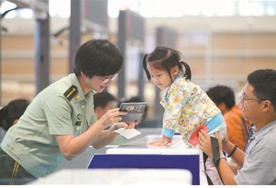 中国侨网图为边检人员热情为旅客服务。 谢明明 单 钰摄