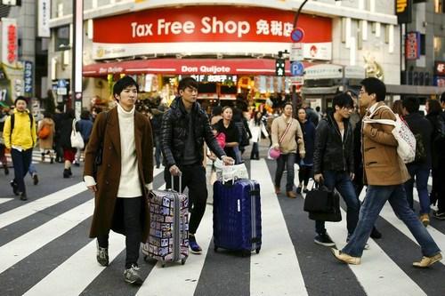 中国侨网资料图片:大陆游客自由行人数已占出国旅行人口的一半以上,其中多数都是会用网络规划行程的年轻人。(路透社)