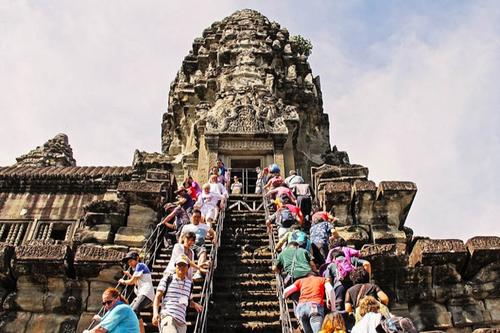 中国侨网资料图：游客在柬埔寨吴哥窟景区爬楼梯