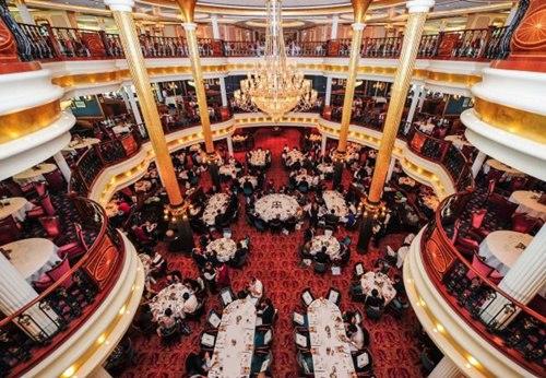 中国侨网资料图片：位列全球十大邮轮之一的皇家加勒比游轮有限公司旗下的“海洋航行者号”。 新华社记者 张超群摄
