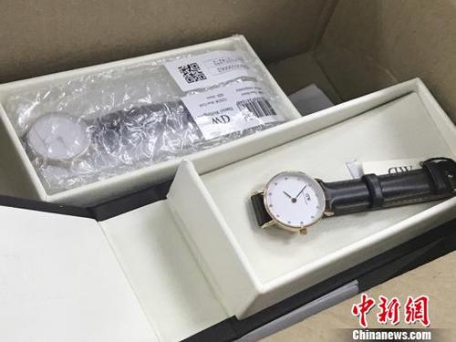 中国侨网图为海关查货的超限额国际邮包。 杨颜慈 摄