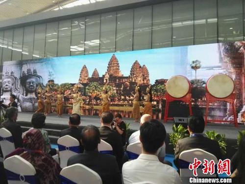 中国侨网图为本届博览会开幕式上的柬埔寨舞蹈表演。 阿琳娜 摄