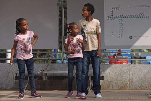 中国侨网6月29日，在埃塞俄比亚首都亚的斯亚贝巴，人们在站台等待搭乘轻轨列车。 新华社记者陈诚摄