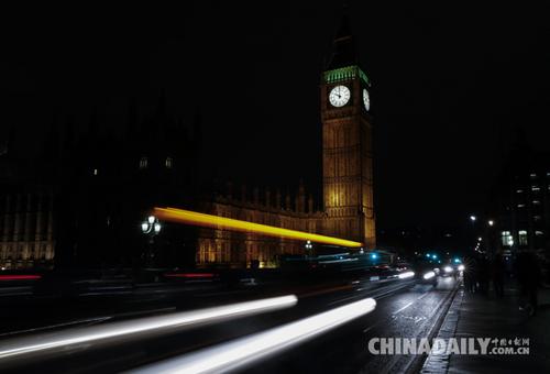中国侨网2016年9月15日，在英国伦敦，一辆出租车从“大本钟”前经过。（图片来源：新华社）