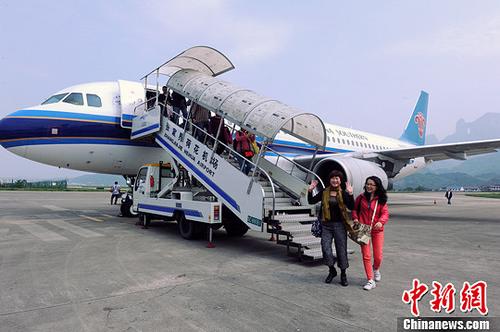 中国侨网资料图:航班降落在张家界机场。杨华峰 摄