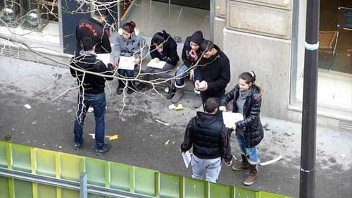 中国侨网“家族”成员在街头聚集(西班牙欧浪网)