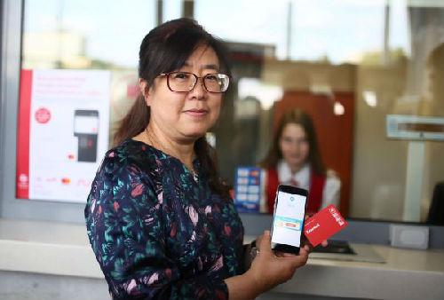 中国侨网一名中国游客在莫斯科中央环线卢日尼基站用支付宝购票。