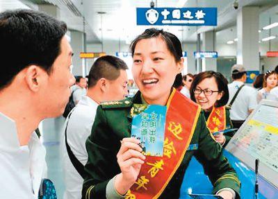 中国侨网石家庄边检站的工作人员在给准备出境的游客讲解文明出行的注意事项。新华社记者 杨世尧摄