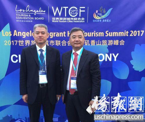 中国侨网棕榈投资董事长张辉(右)和世界旅游城市联合会投资分会理事长李伟群(左)。(美国《侨报》/尚颖 摄)