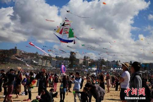 中国侨网澳大利亚风筝节在悉尼邦迪海滩举行。中新社记者 钟欣 摄
