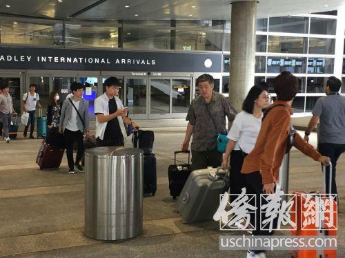 中国侨网从机场走出的中国游客(美国《侨报》/高睿 摄)