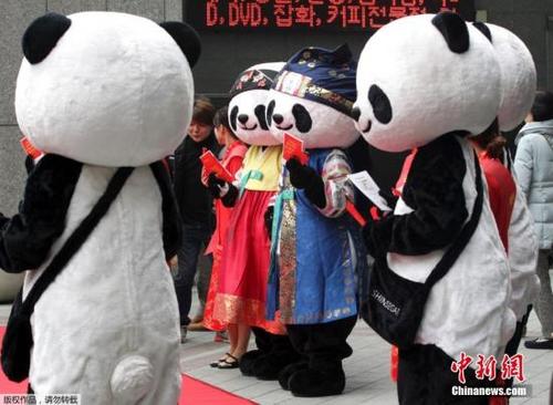 中国侨网韩国一百货商场邀“大熊猫”站台吸引中国游客 (资料图)。  