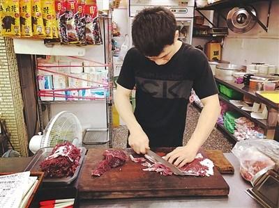 中国侨网深藏台南小巷中的牛肉汤小铺，是台铁站员推荐的夜宵首选。王聿昊摄