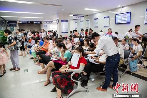 中国侨网今年暑期南宁出境游现高峰,7月21日南宁市公安局出入境办证大厅人满为患。 刘梦璇 摄