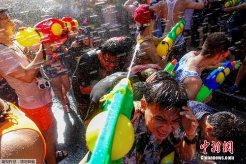 中国侨网资料图:图为曼谷民众“湿身”大战。