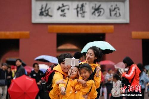 中国侨网游客在故宫博物院游览。中新社记者 杜洋 摄