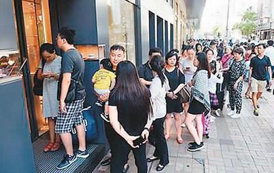 中国侨网“黄金周”期间，尖沙咀名店生意火爆，不少内地旅客在外排队等候。 谭达明摄