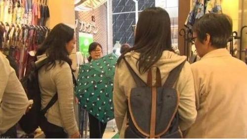 中国侨网日本伞吸引中国女性抢购。