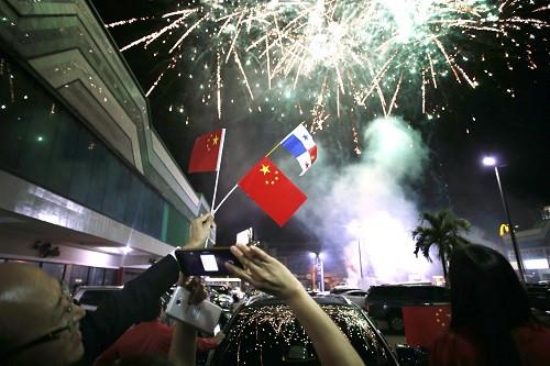 中国侨网资料图：6月12日，在巴拿马首都巴拿马城的华人社区，人们在巴拿马与中国建交的庆祝活动上拍摄烟花。新华社发