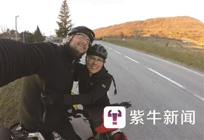 中国侨网钱敏馨和她的德国丈夫在旅途中拍照留念。