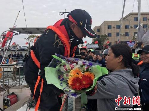 中国侨网22日10时,航海探险者杨建新驾驶“唐山号”龙骨帆船从渤海湾的唐山港祥云湾码头启航,开始了预计为期45天的环中国海航行。 白云水 摄