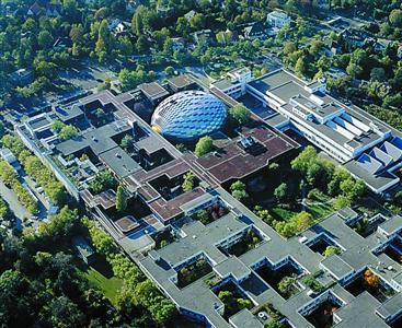 中国侨网柏林自由大学前后左右都是私宅,柏林洪堡大学则“隐匿”于城市中央,“没有围墙”的大学,学校交流也可以很顺畅。 资料图片