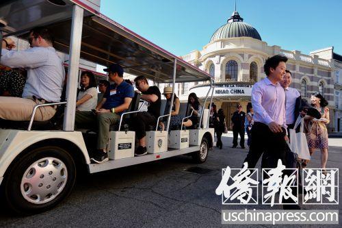 中国侨网洛杉矶中国游客接待机构的代表在“中国,你好”活动上准备去体验影城的游览景点。(美国《侨报》/邱晨 摄)