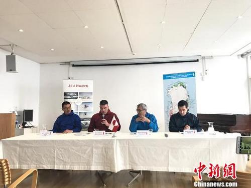 中国侨网丹麦格陵兰自治政府总理金·吉尔森（左二）、第二副总理兼工业、劳工、贸易和能源部长汉斯·依诺克森（左三）、渔业和狩猎部长凯尔·克鲁斯（左一）、矿业资源部长缪特·伊尔（右一）主持“格陵兰日”活动　马元豪　摄