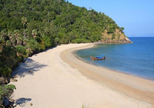 中国侨网泰国政府从近400处海滩中，评选13处海滩为五星级海滩。图／泰国观光局提供