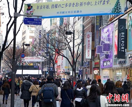 中国侨网资料图：图为在韩国逛街购物的游客。 中新社记者 吴旭 摄