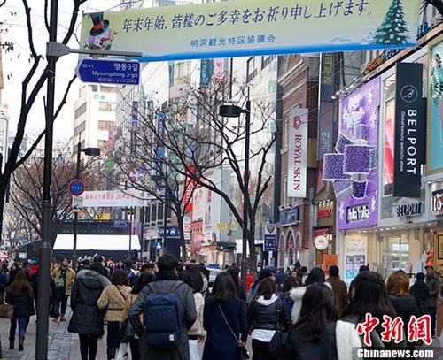 中国侨网资料图:图为在韩国逛街购物的游客。 中新社记者 吴旭 摄