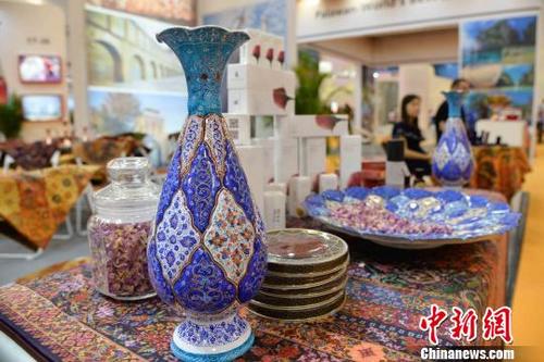 中国侨网图为伊朗展商展出的商品。　洪坚鹏　摄