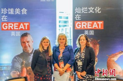 中国侨网英国驻广州总领事梅凯伦、英国旅游局总监叶佩茜、英国签证与移民服务亚太区总监贺梅瑞在英国旅游推介会期间接受媒体采访 郭军 摄