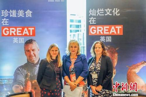 中国侨网英国驻广州总领事梅凯伦、英国旅游局总监叶佩茜、英国签证与移民服务亚太区总监贺梅瑞在英国旅游推介会期间接受媒体采访　郭军　摄