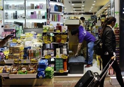 中国侨网中国宣布将进一步降低关税，此举将对代购产生影响。图为香港铜锣湾的一间药妆店。（新加坡《联合早报》网站）