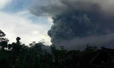 中国侨网正在喷发的阿贡火山