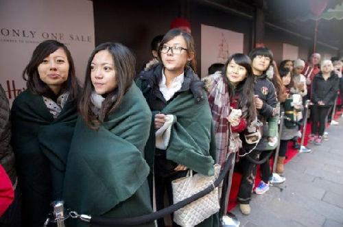 中国侨网资料图片:在伦敦哈罗德百货公司门口排队的中国消费者。