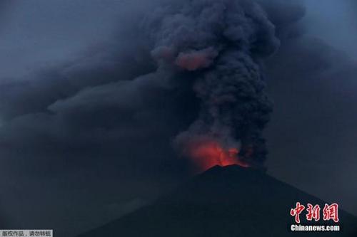 中国侨网巴厘岛阿贡火山喷发10万人撤离 熔岩流到山脚